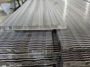 Close-up of aluminum radiator fin materials used in SINRUI heavy-duty cooling solutions