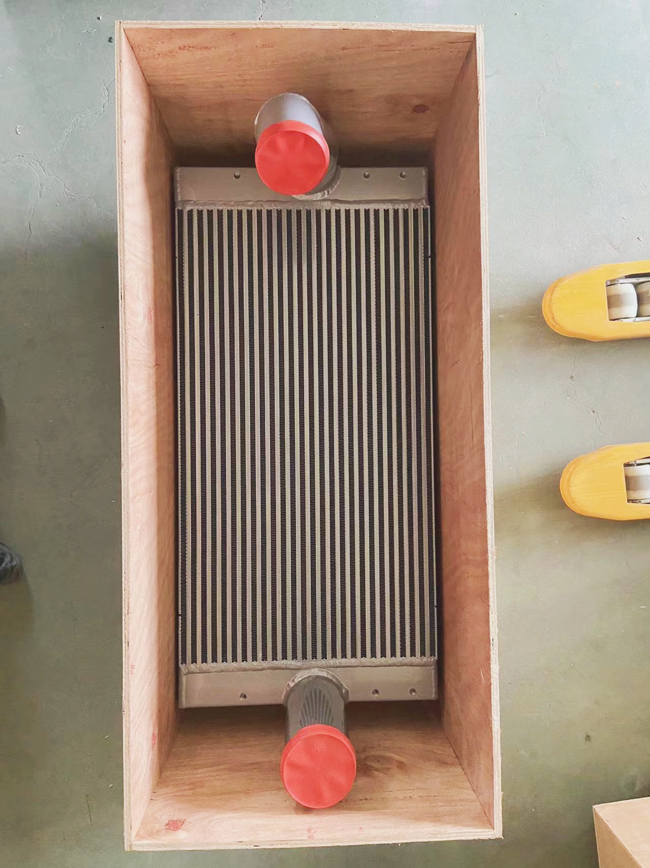 Aluminum radiator with protective sealing for export packaging