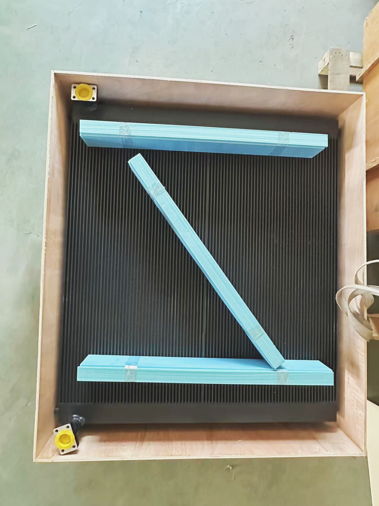 Aluminum radiator unit with cross brace, highlighting core stability