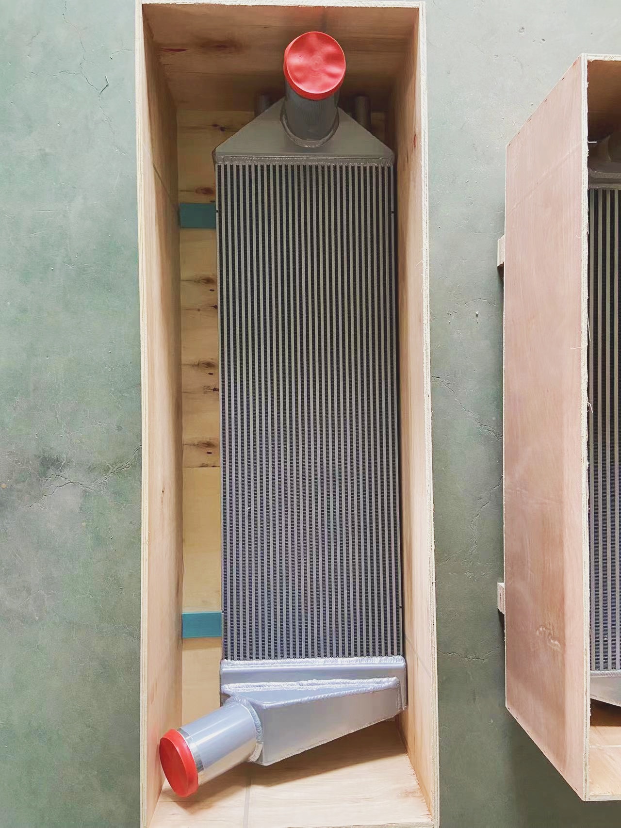 Aluminum radiator with protective corner caps for safe transport