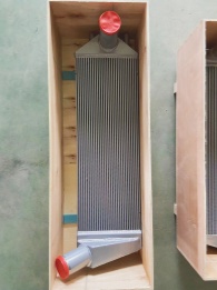 Aluminum radiator with protective corner caps for safe transport