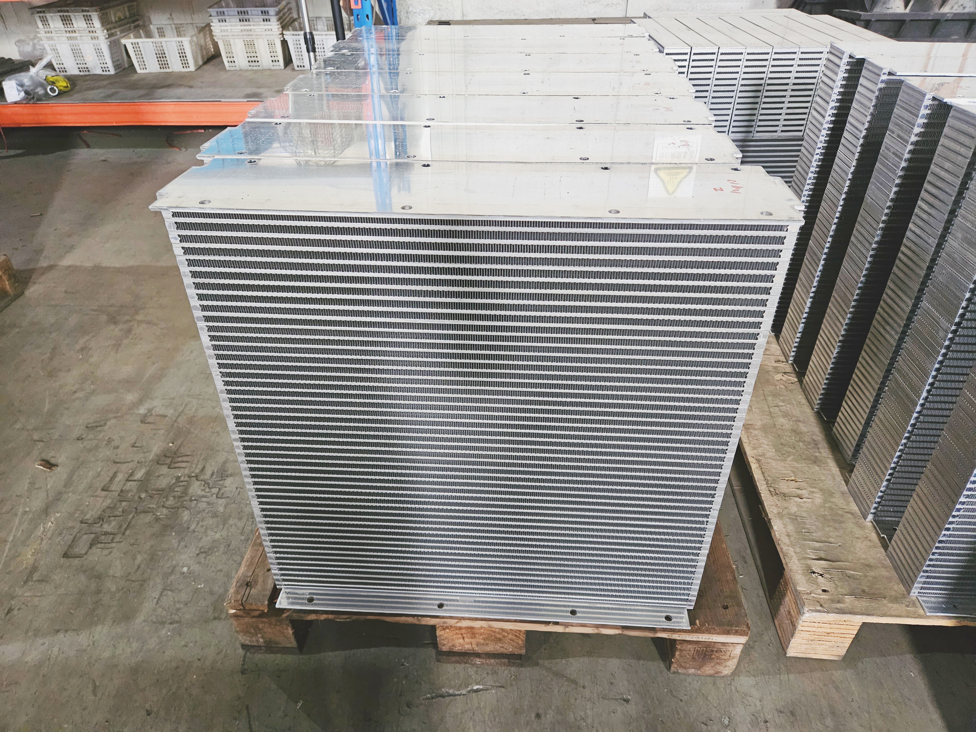 Stacked aluminum radiator fins packed in bundles for radiator assembly