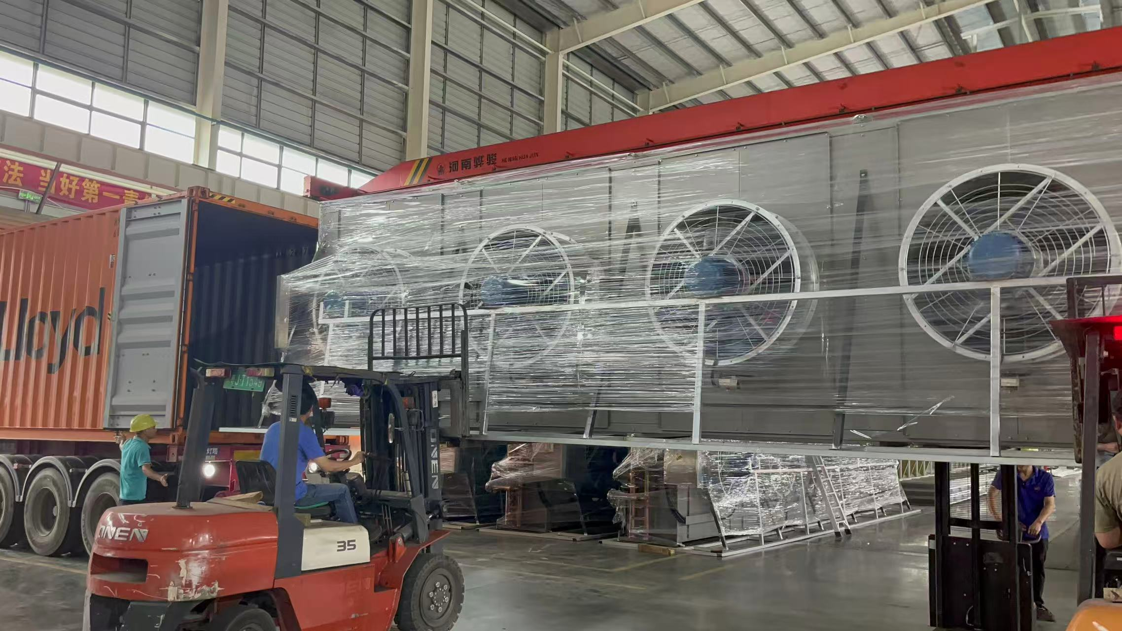 Large industrial radiator assembly and lifting process in Sinrui factory.png