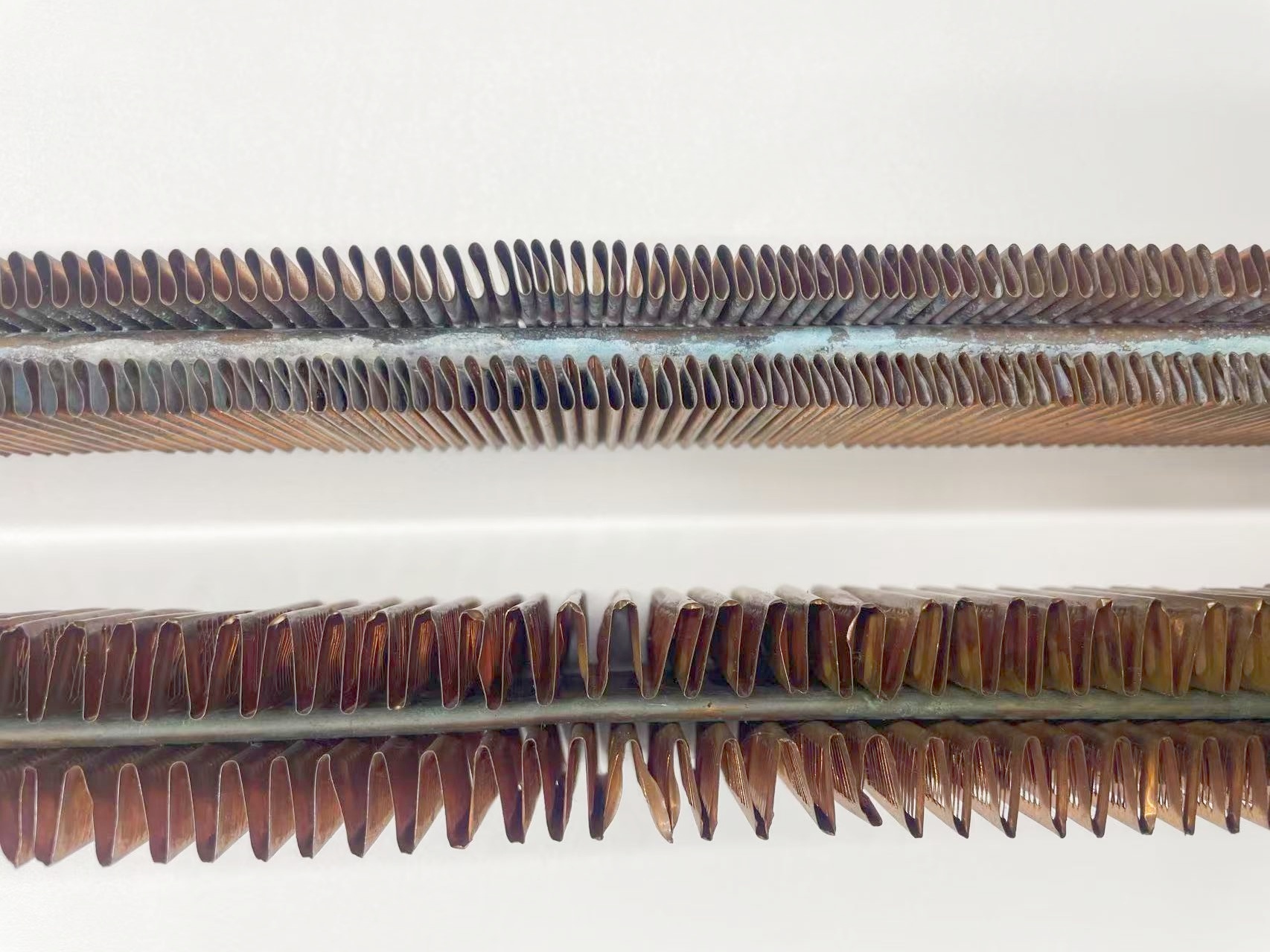  Close-up comparison of mining radiator fin tube with uneven spacing and early oxidation