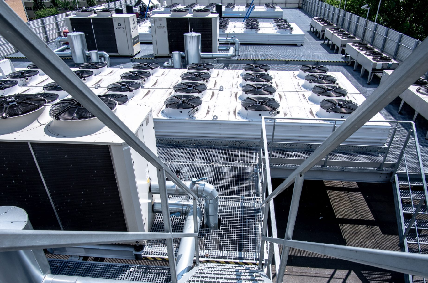 Data Center Outdoor Free Dry Cooler Deployment