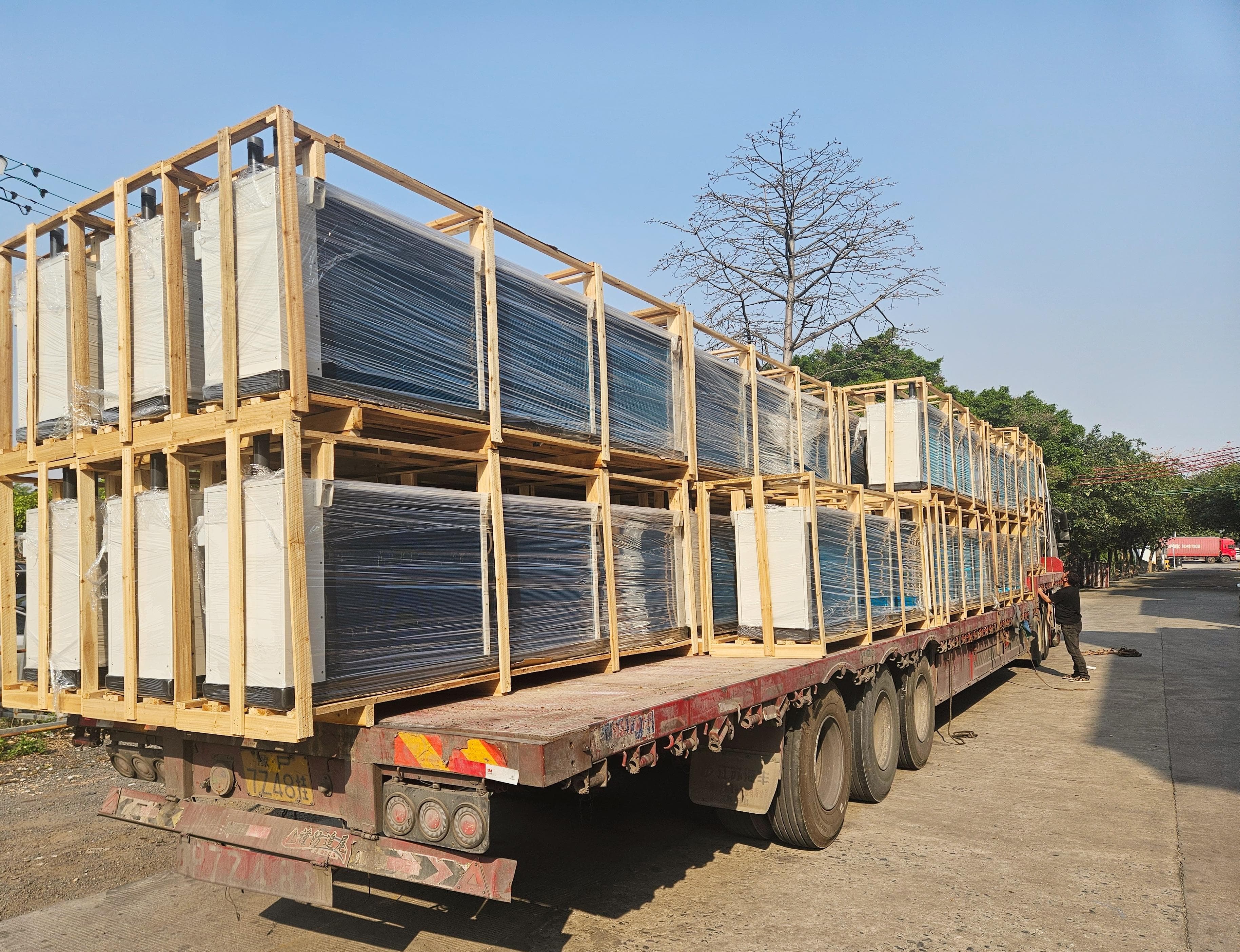 Industrial radiator and air-cooled condenser packaged truck for delivery