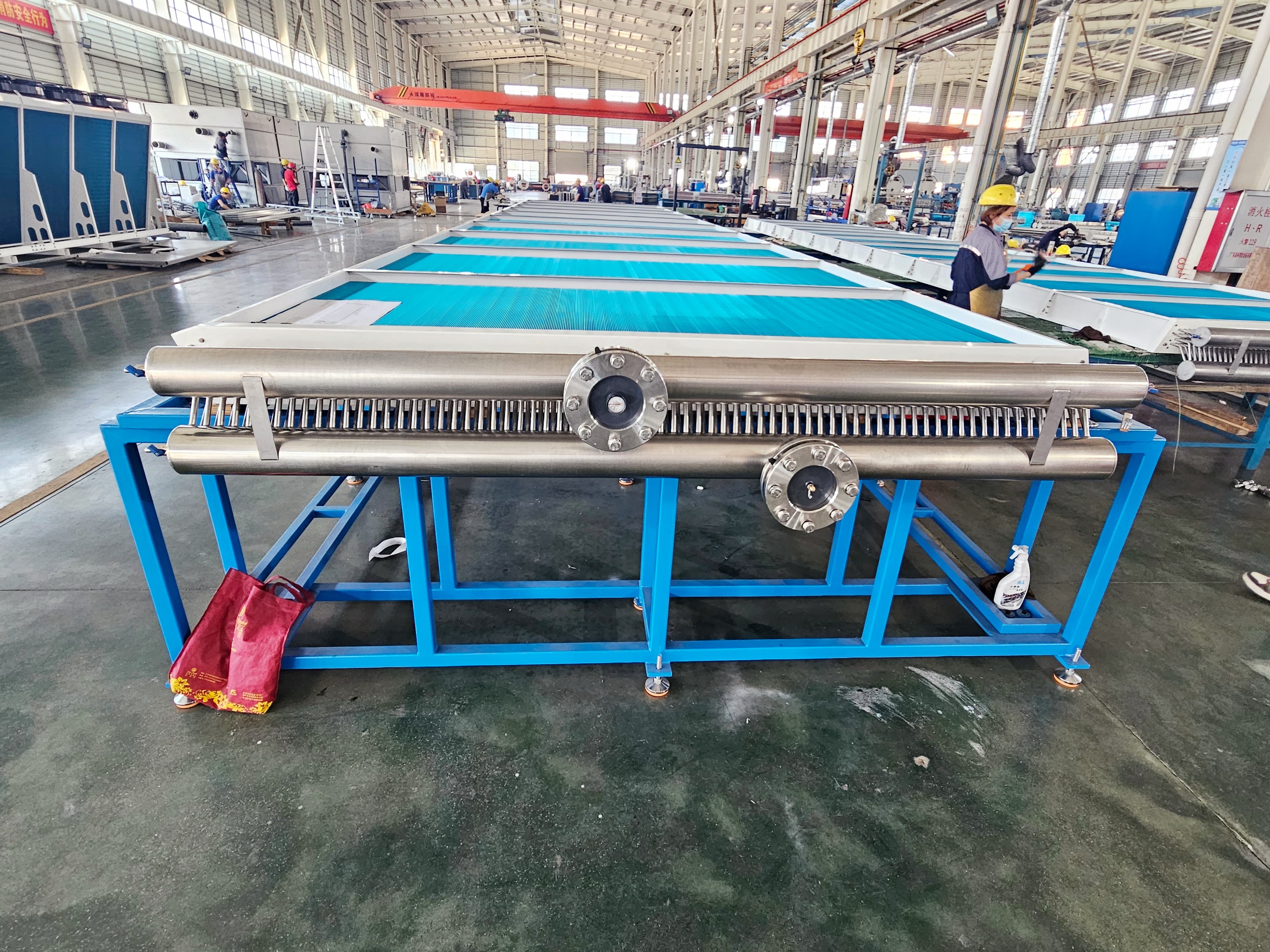 Finned coil module for condenser and evaporator stacked before casing installation