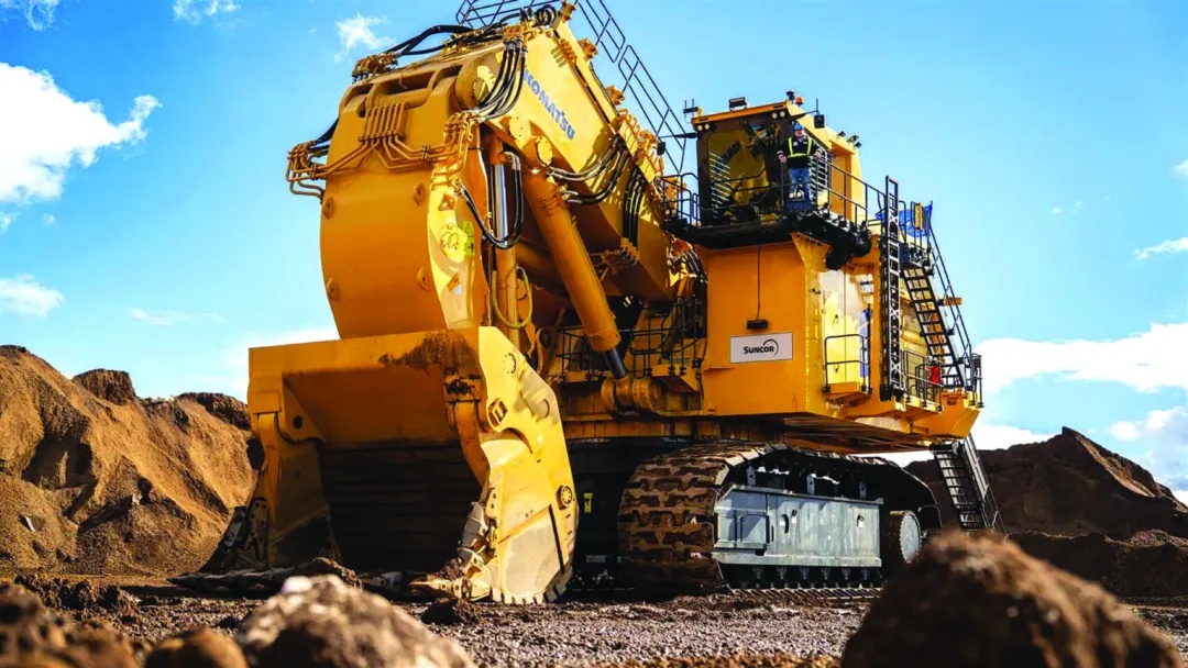 Komatsu PC9000 ultra-class excavator debut in Canadian oil sands mine